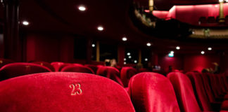 Jak przekonać się do chodzenia do teatru?